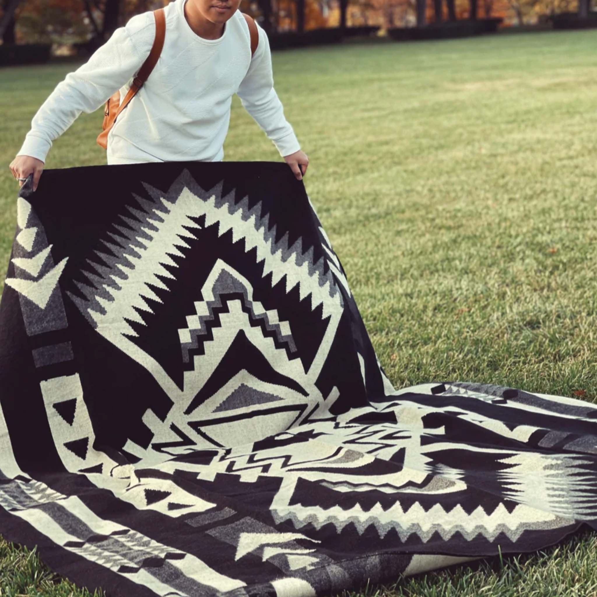 Beyond Borders Collective - Loja Blanket - Ivory / Black