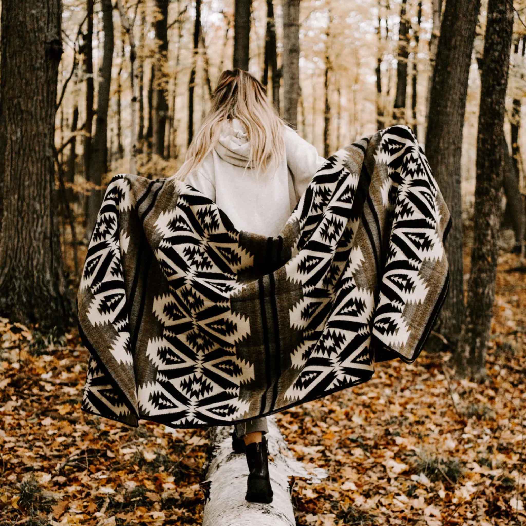 Beyond Borders Collective - Quichua Blanket - Onyx Black