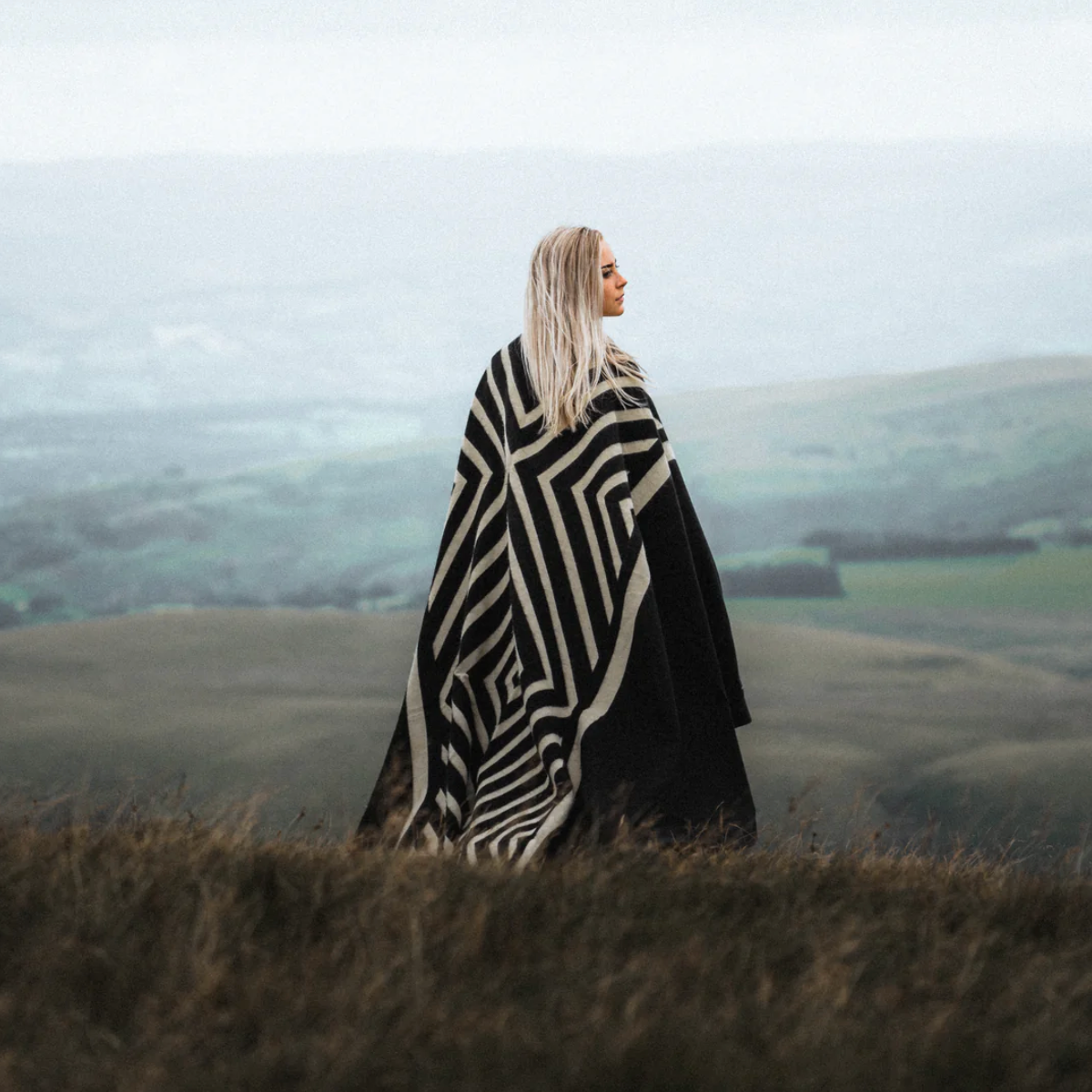 Beyond Borders Collective - Paramo Blanket - Natural / Black
