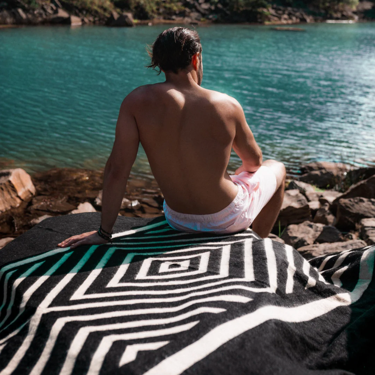 Beyond Borders Collective - Paramo Blanket - Natural / Black