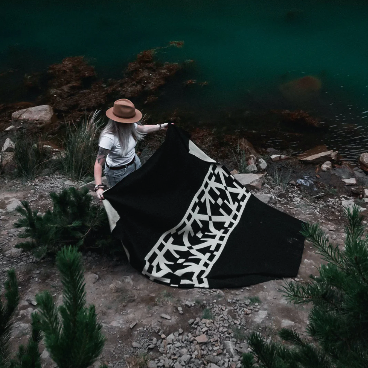 Beyond Borders Collective - Destino Blanket - Natural / Black