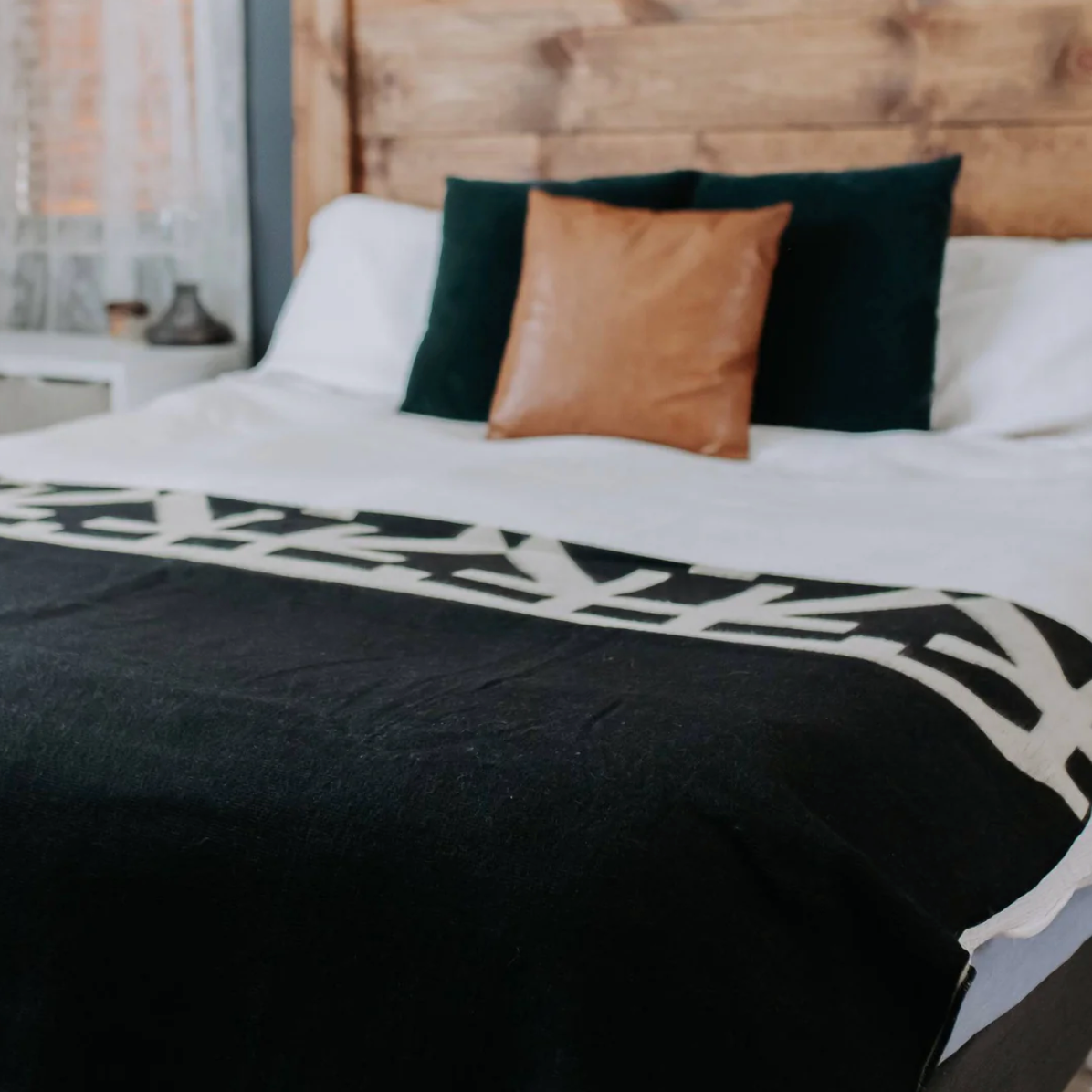 Beyond Borders Collective - Destino Blanket - Natural / Black