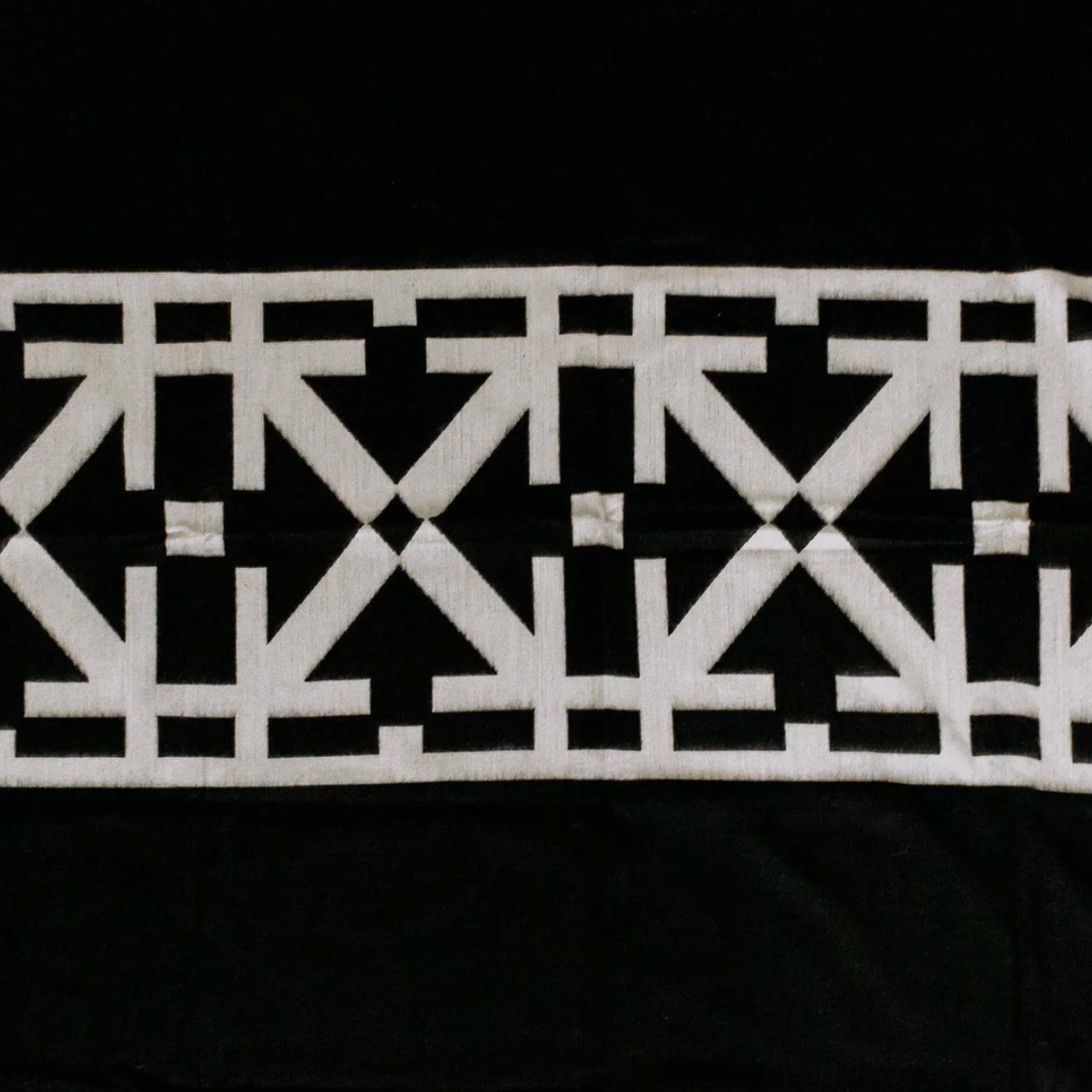 Beyond Borders Collective - Destino Blanket - Natural / Black