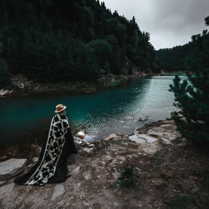 Beyond Borders Collective - Destino Blanket - Natural / Black