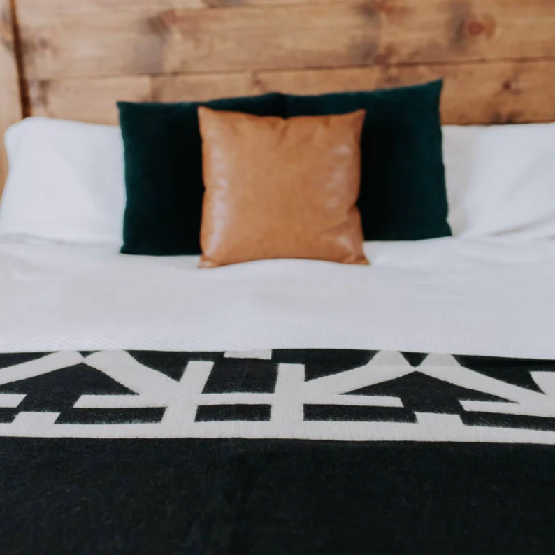 Beyond Borders Collective - Destino Blanket - Natural / Black