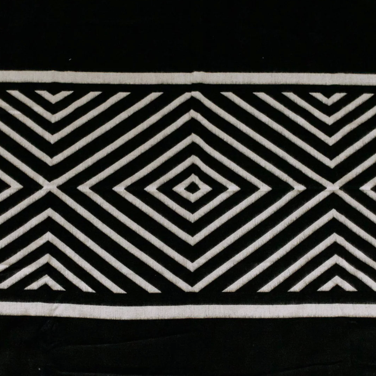 Beyond Borders Collective - Paramo Blanket - Natural / Black