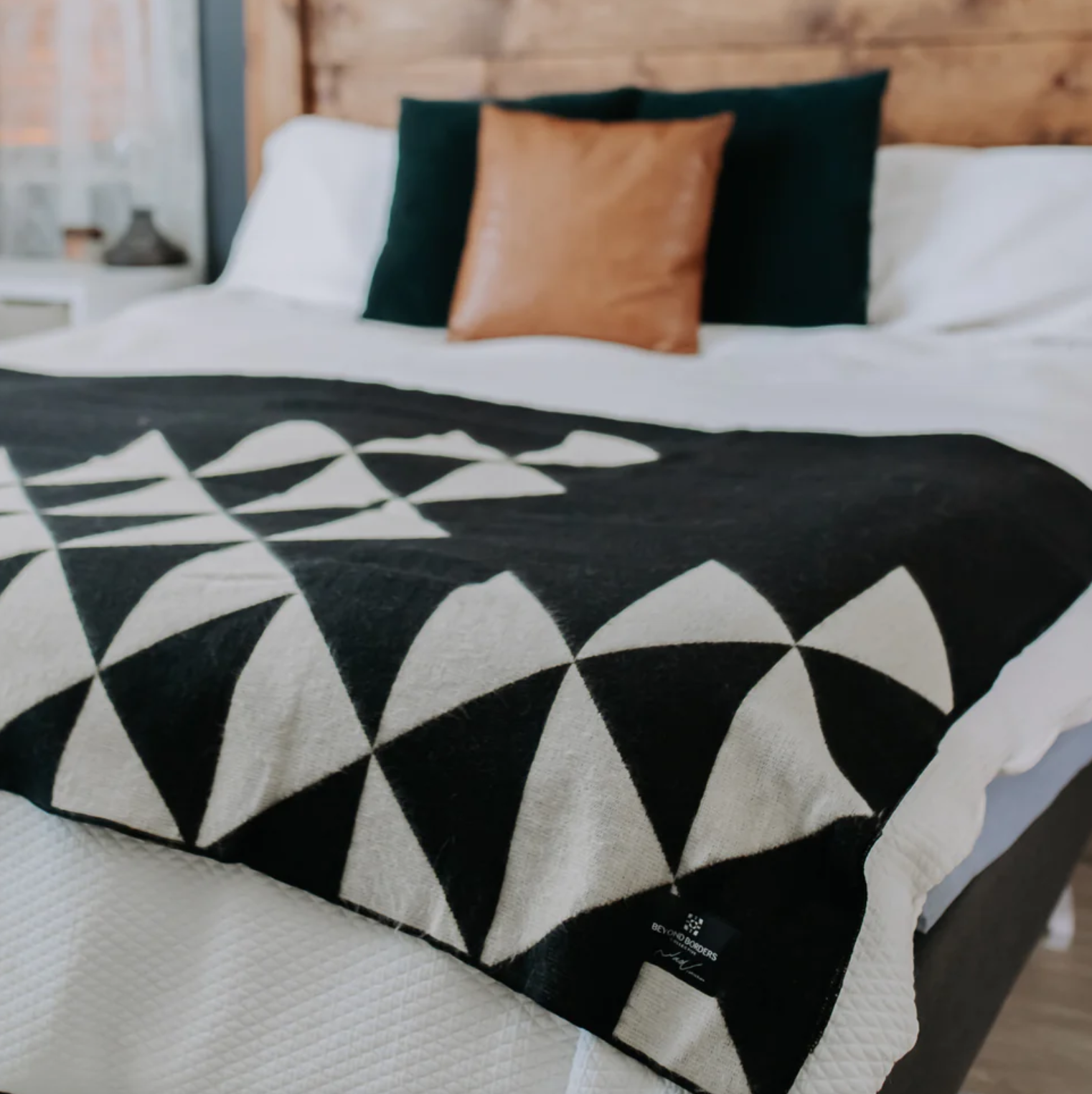 Beyond Borders Collective - Nevado Blanket - Natural / Black